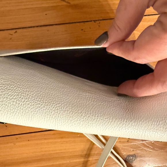 Betsey Johnson White Faux Leather Crossbody Bag with Black Skull Studs. - Picture 9 of 16